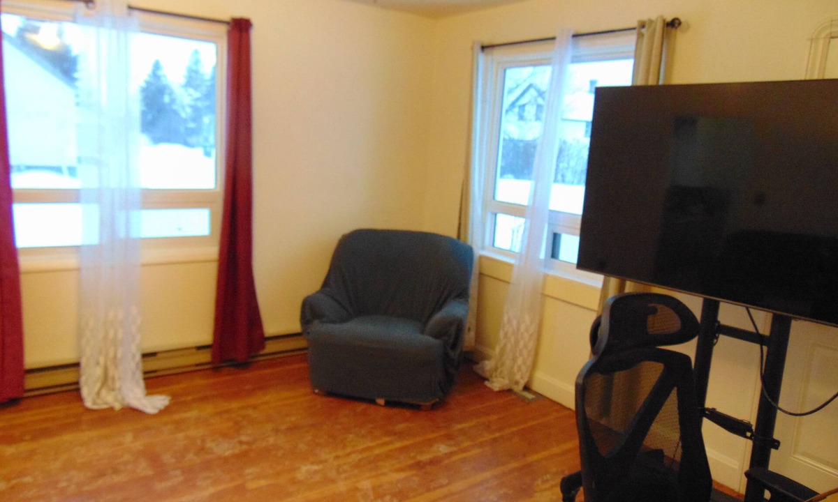 Gilbert Plains House | Just You Vacation Home - Main floor use