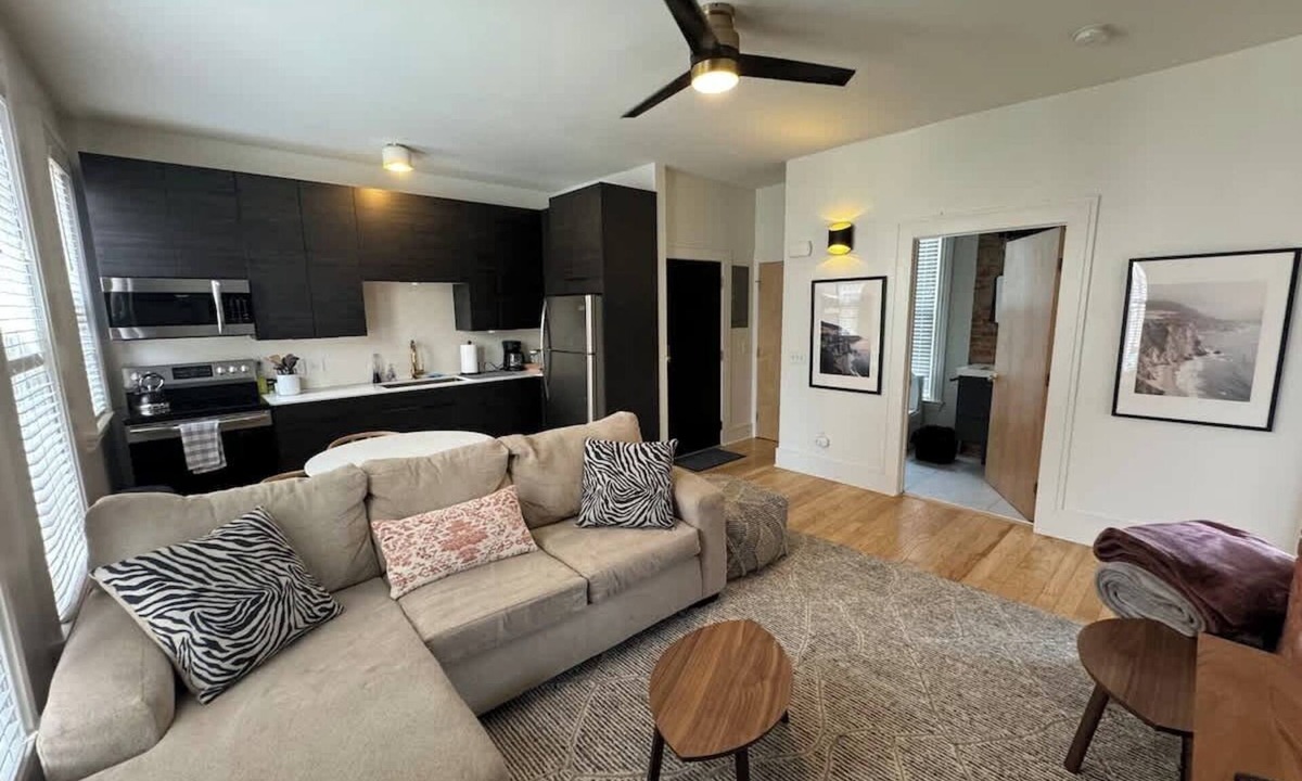 Corn Hill Apartment | King bed Centrally located- Cornhill