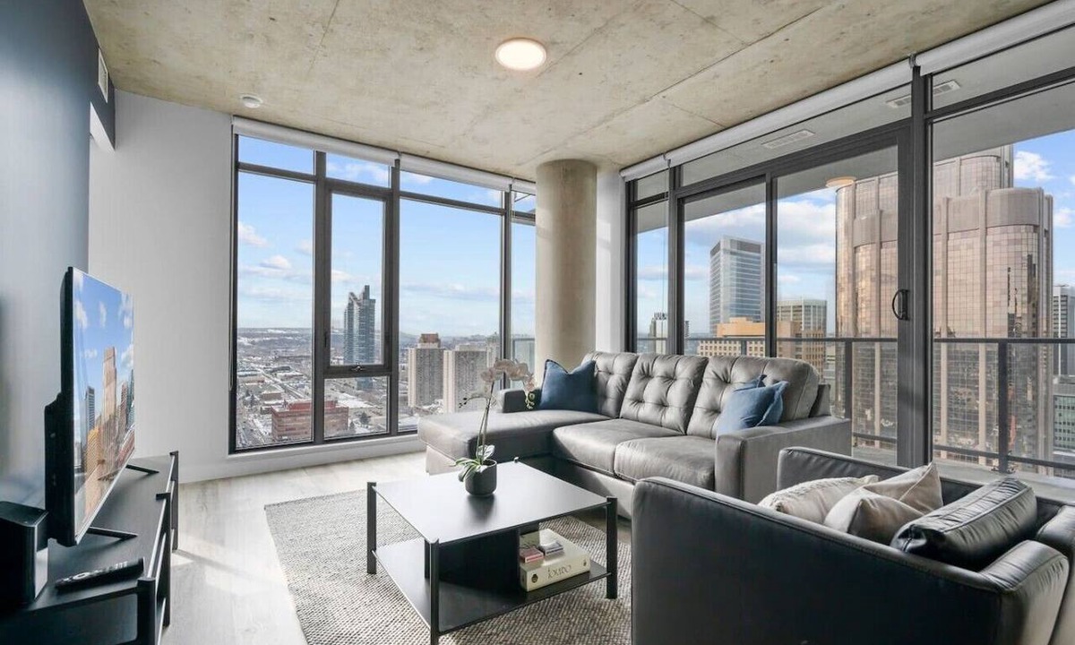 Connaught Apartment | King Bed|DT Views| Mins to Stampede |UG Parking