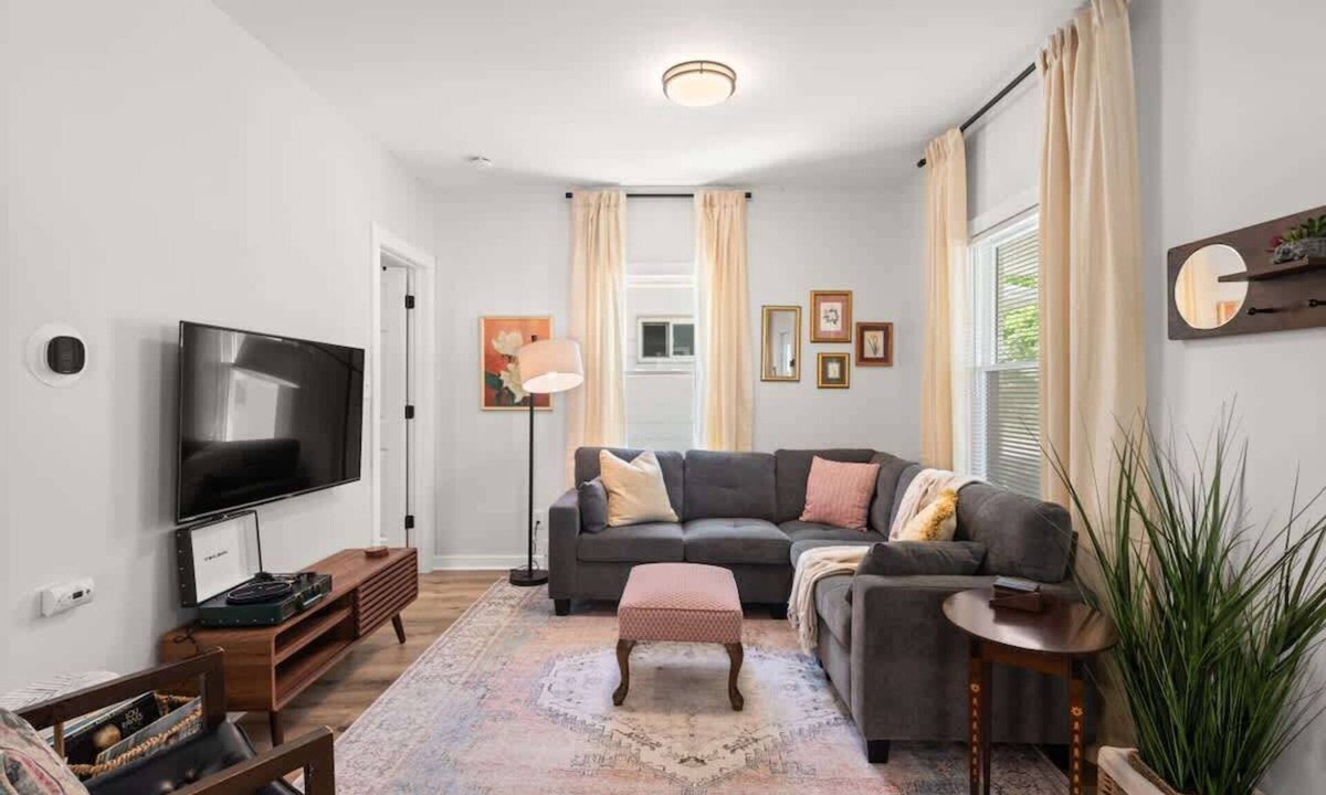 Cleveland House | King Suite - Sleeps 8 - Pet Friendly - Porch