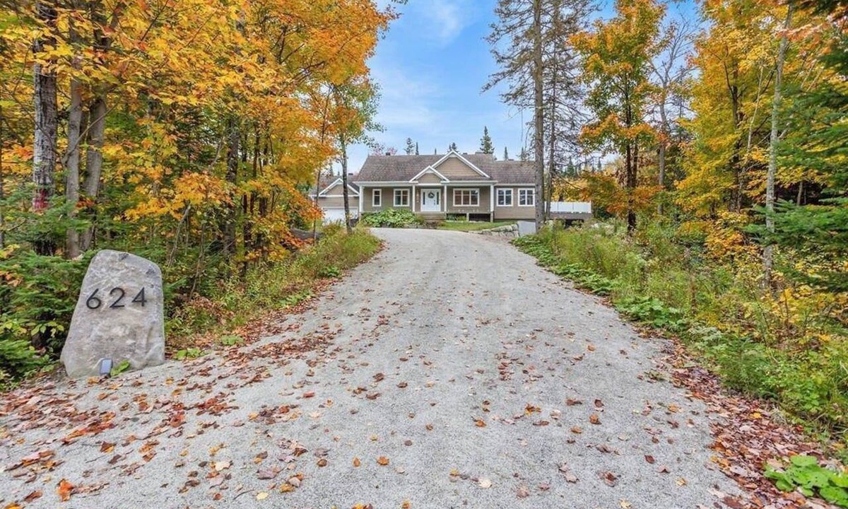 St-Adolphe-d'Howard House | La Maison Du Cerf Détendez-vous en famille dans cette belle maison tranquille.
