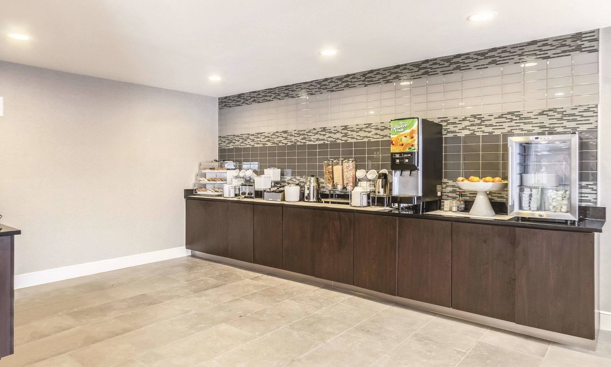 Cleveland Hotel | La Quinta Inn & Suites by Wyndham Cleveland - Airport North