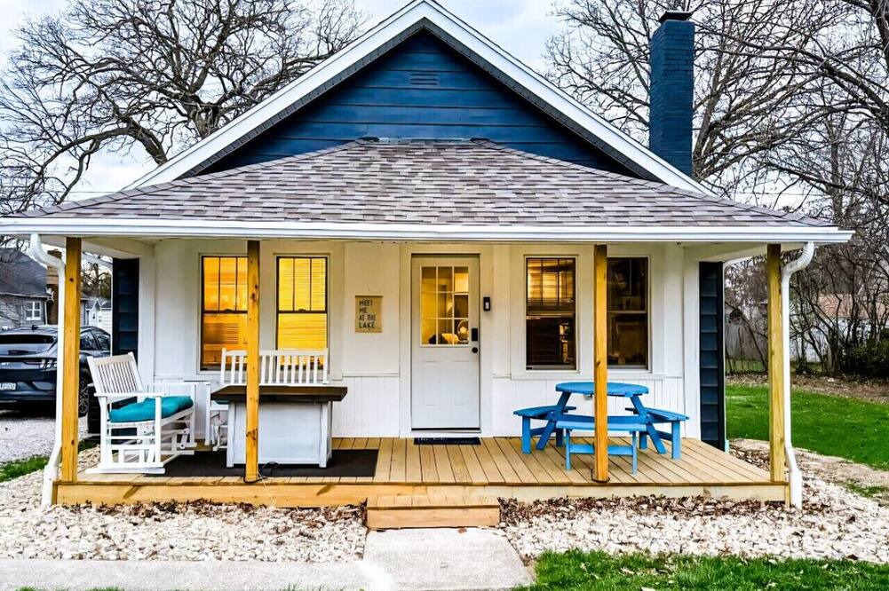 Vermilion House | Lake Erie Coastal Cottage *Under 30m> Cedar Point
