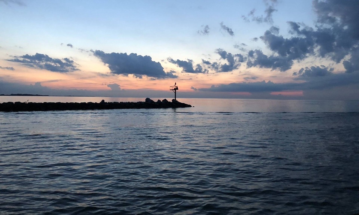 Oak Harbor House | Lake Front Cottage Perfect for Fisherman, Birders, and Family Vacations.