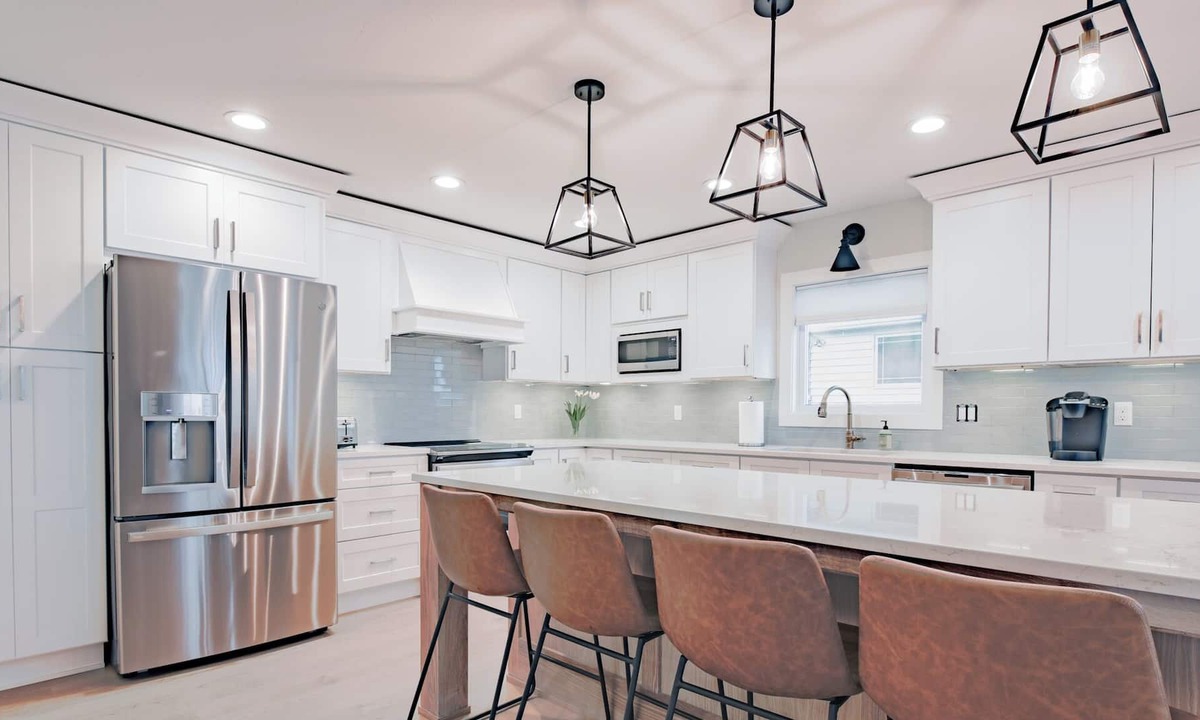 Lowell House | Lake Front Home with open floor plan and amazing back yard accommodates 2 night+
