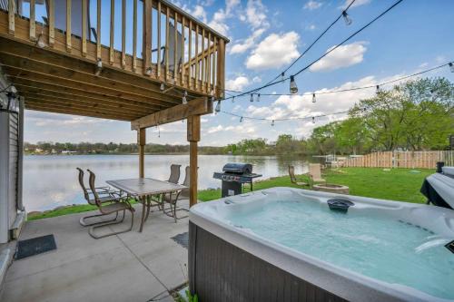 Portage Lakes House | Lake Front Hot Tub Fire Pit Sleeps 10