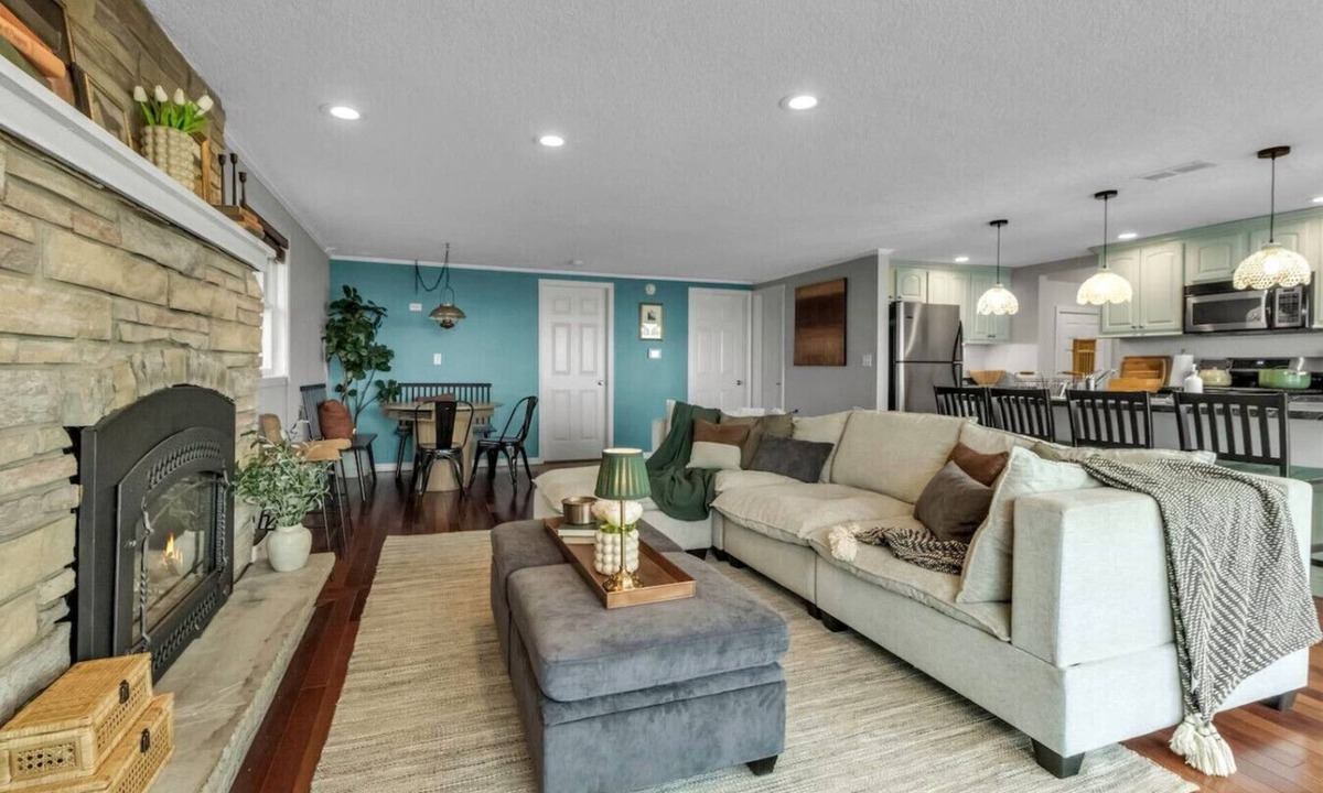 Town of Porter House | Lakefront 5 Bds, sleeps 8 -Blue Waters Cottage