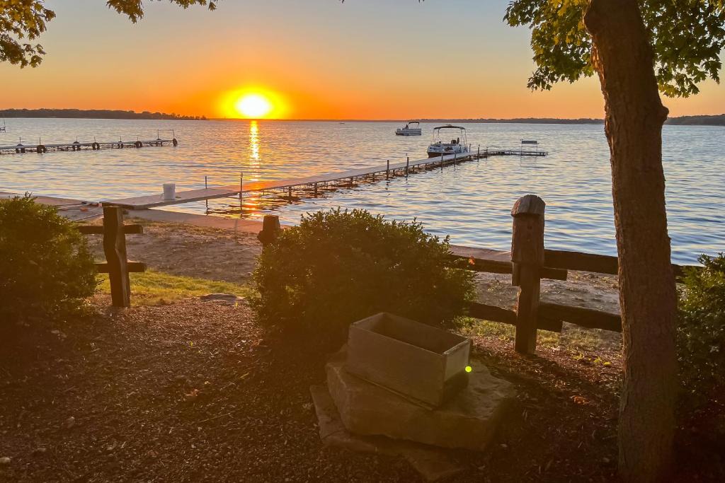 Cecil House | Lakefront Cabin w/Shared Beach in Cecil!