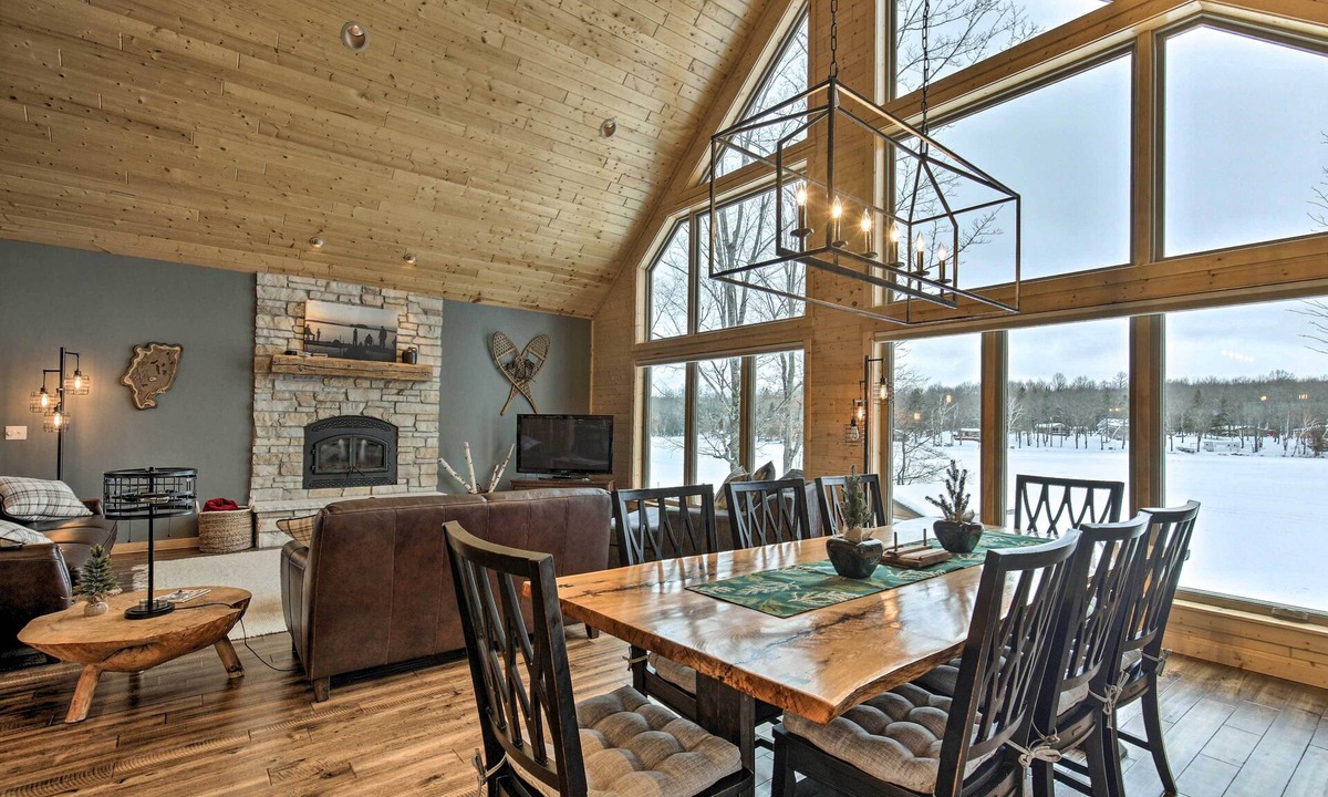 Iron River House | Lakefront Cottage in Iron River: 3 Mi to Skiing!