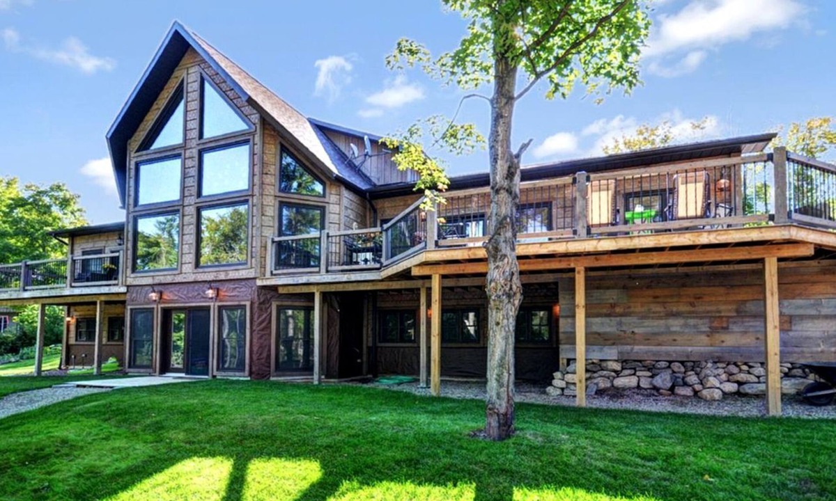 Eagle Lake Cabin | Lakefront Family-Friendly Log Cabin Rental with Private Beach near Ottawa, Ontario