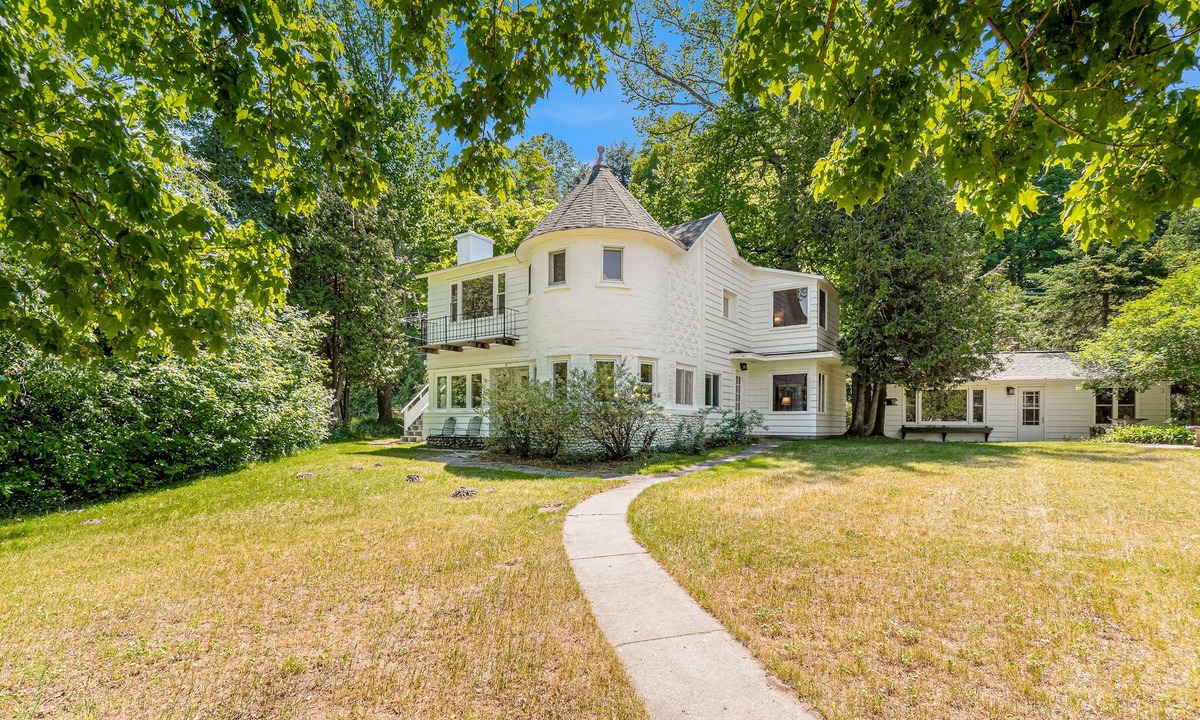 Frankfort Cottage | Lakefront historic cottage with firepit, basketball court access, & kayaks