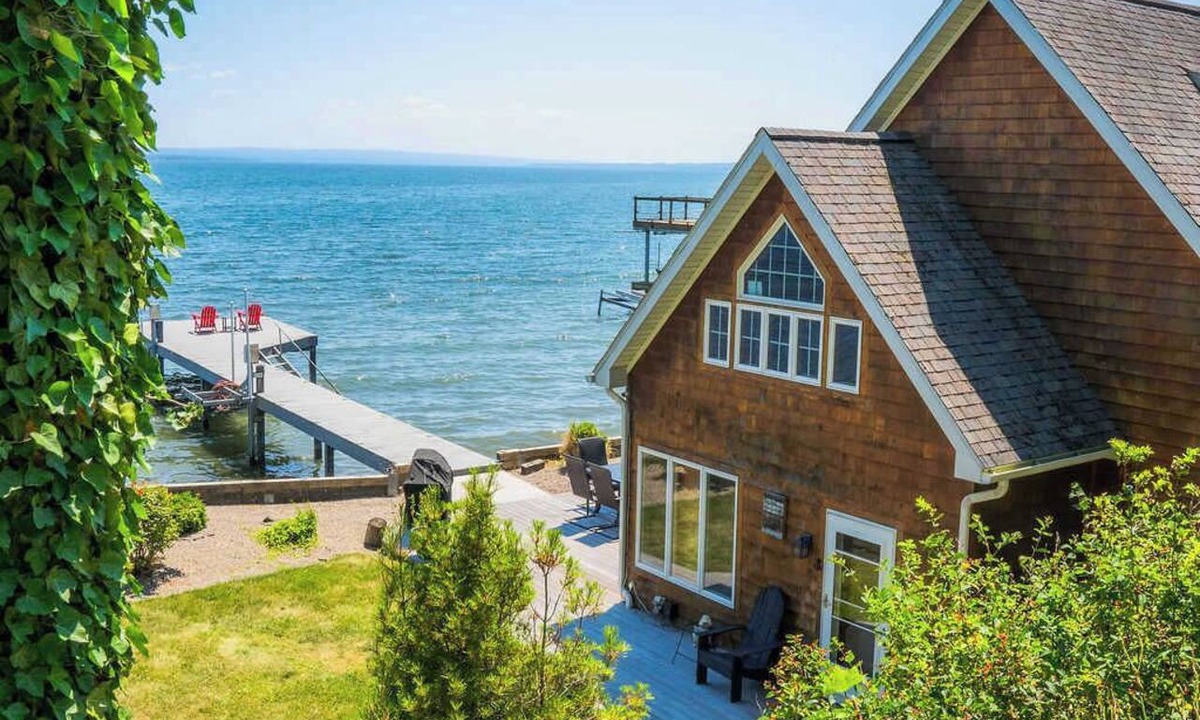 Geneva House | Lakefront House: Hot Tub, Kayaks & Fire Pit