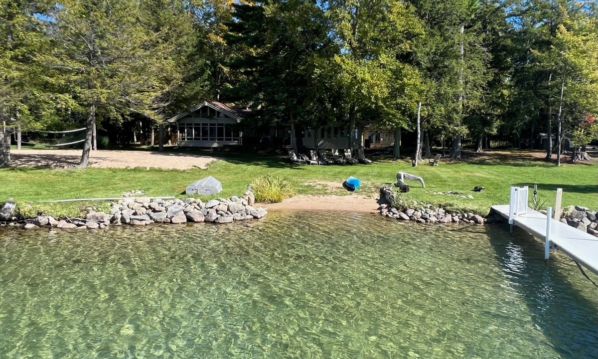 Williamsburg Cottage | Lakeside Cottage and detached Guest cabin sleeps 28
