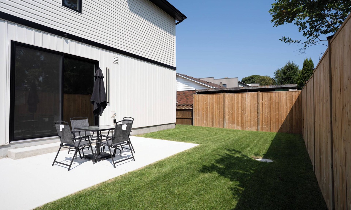 Lambton Shores Apartment | Lakeside Motel #9 | Near Ipperwash Beach | Free Parking & WiFi