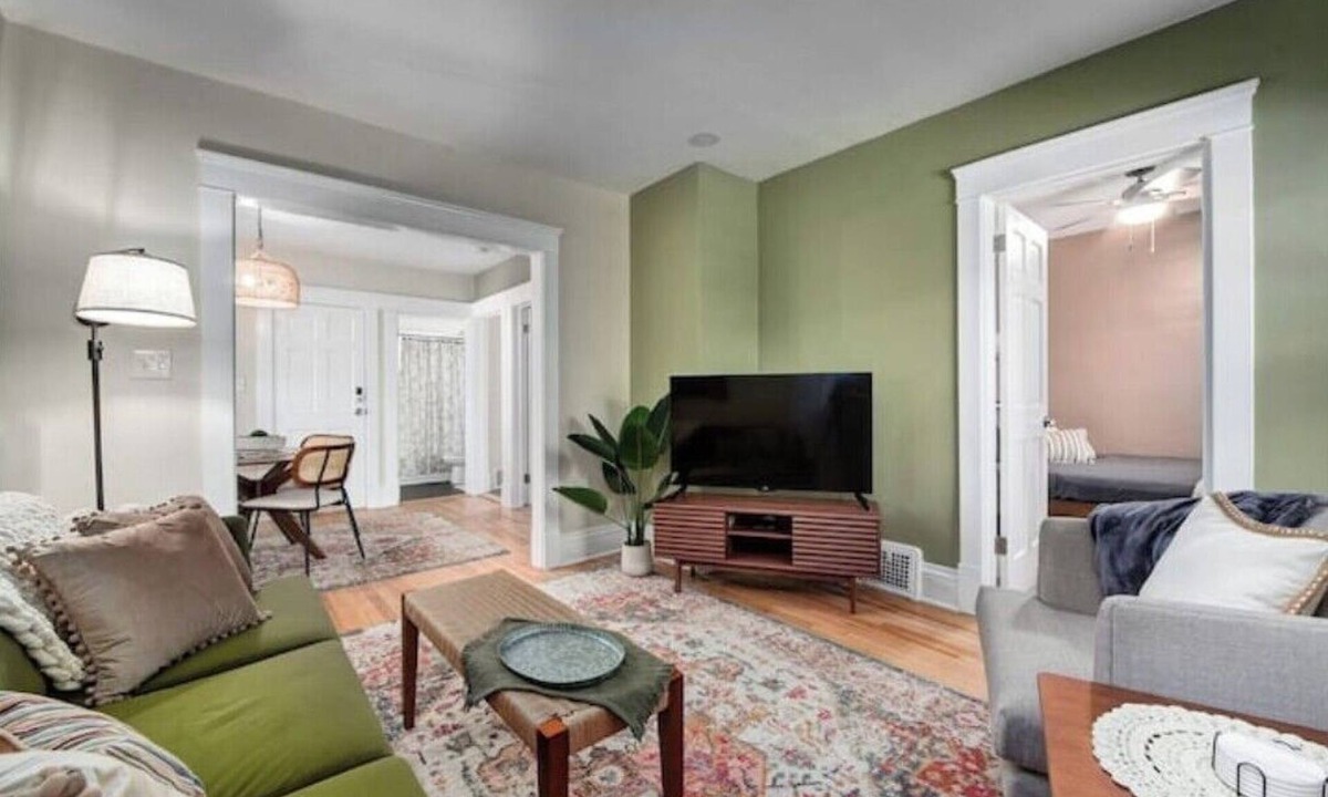 Cleveland House | Larchmere Classic Retreat ~ 8 mins to Cleveland Clinic ~ 5 mins to Case Western