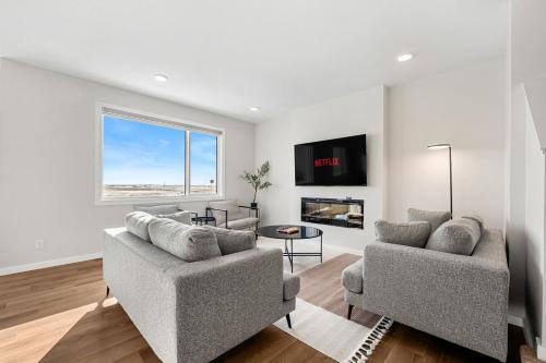 Calgary House | Large Single Detached House with Pool Table, Sleeps 12 and King Bed
