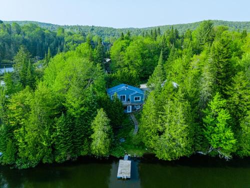 St-Adolphe-d'Howard Ski Chalet | Le Chalet Bleu, spa au bord du lac