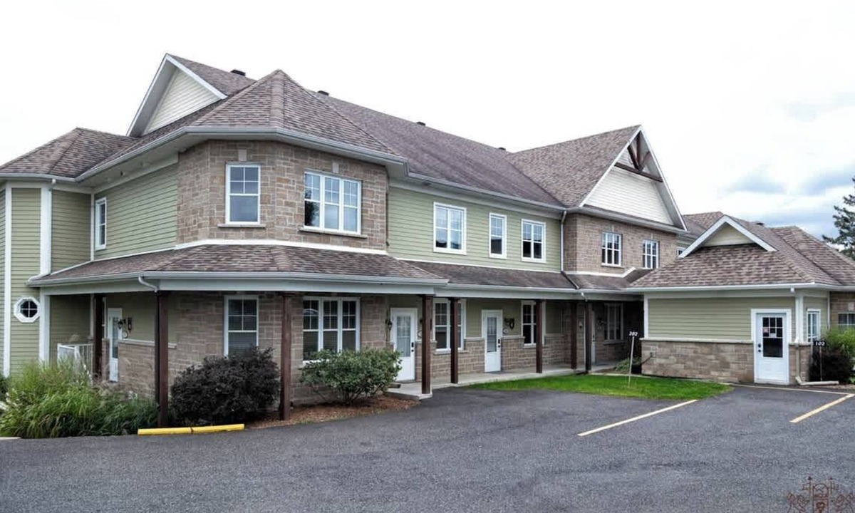 Bromont Condo | Le Champlain 101 Condo Duplex avec Piscine