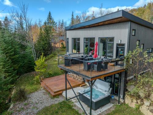 Ste-Lucie-des-Laurentides Ski Chalet | Le Willow Spa, billiards, BBQ, lake & kayaks