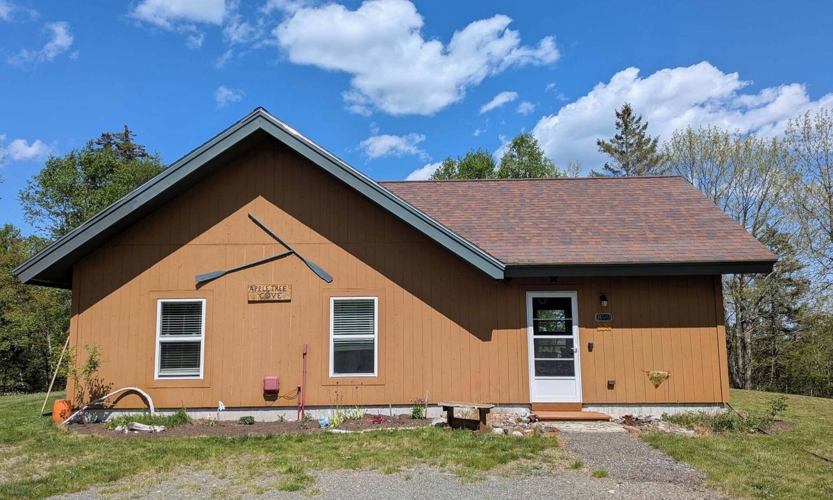 Lubec House | Light and Bright Lubec Retreat. Feast on locally caught lobster and clams!