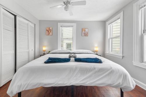 Little Italy Apartment | Little Italy Group Stay 4 TV's Pet Friendly
