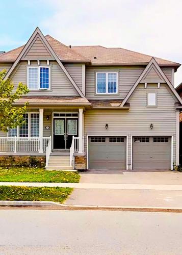 Thorold House | Lola's Place Luxury 3BR with 4BEDS, Sleeps 8, 3200 SF, 15 Minutes away from Niagara Falls