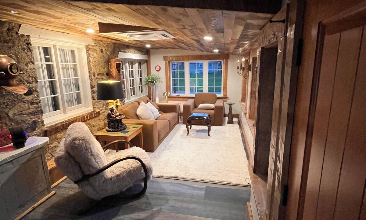 Conneaut Cottage | Lovely 4-Bedroom Cottage with a Lake View