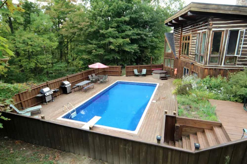 Markdale Cabin | Lovely Cabin Rental with Outdoor Pool and Hot Tub near Markdale, Ontario