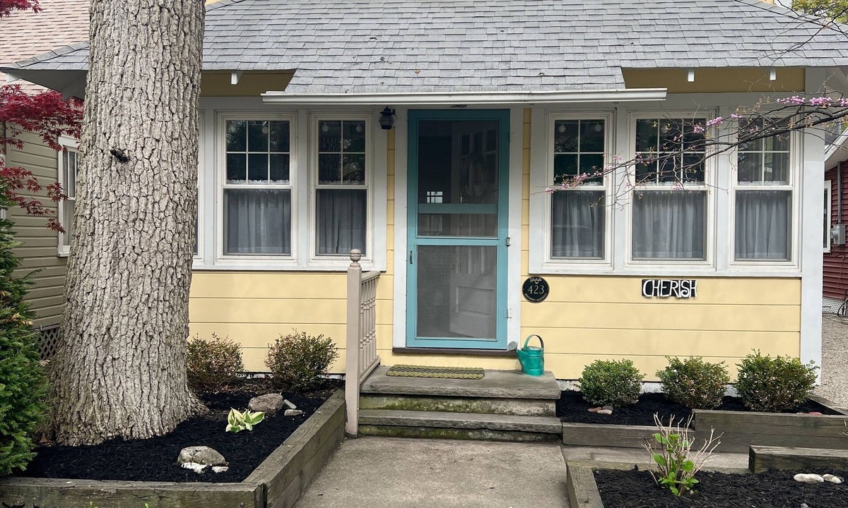 Lakeside House | Lovely Lakeside Cottage! Sleep 11, easy parking, linens included! Book 2026 Now!