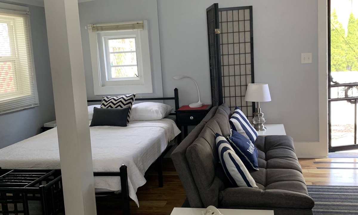 Lakeside Apartment | Lovely Studio Cottage.Great Location! Gate & Parking Fees Extra. Review details