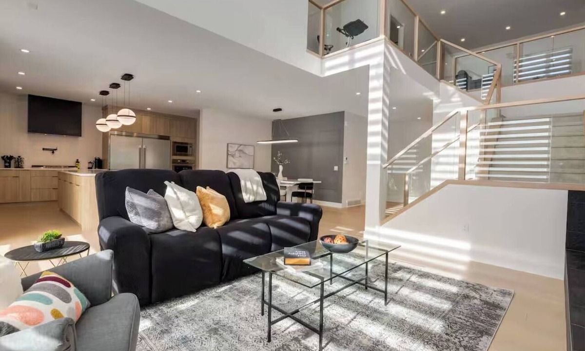 Chestermere House | Luxe Elite Escape 8 bdrm near Lake!
