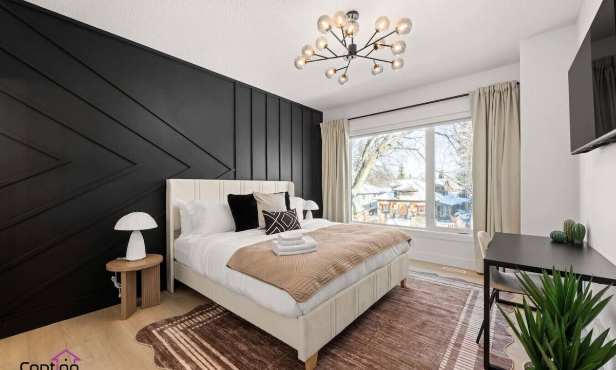 Northwest Edmonton House | Luxe Retreat | Sleeps 12 | Garage | AC | 10 min DT