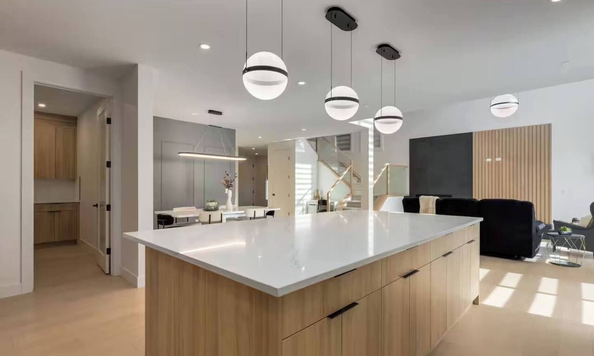 Chestermere House | Luxuria Vibe & Vogue 5 Bdrm Near Lake!