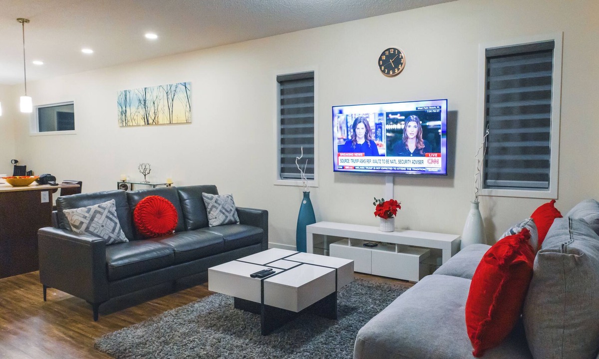 Northeast Edmonton House | Luxurious 3 Bedroom House NW Edmonton 6 Guests .3 Bedrooms .3 Beds 2.5 Baths
