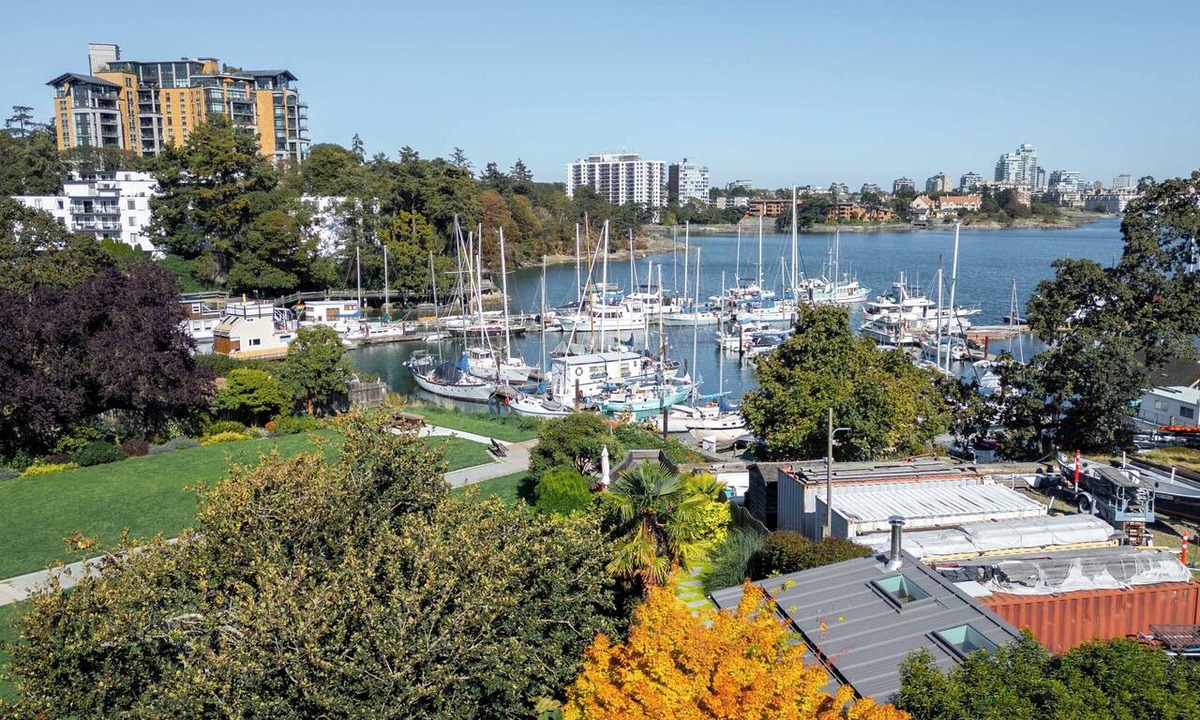 Esquimalt House | Luxurious 4-bedroom waterfront house in Victoria with beautiful gardens
