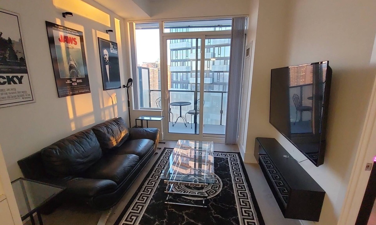 CityPlace Condo | LUXURY 1 BED +DEN, 1 BATH AT THE WELL DOWNTOWN TORONTO. 3 MIN WALK TO CN TOWER