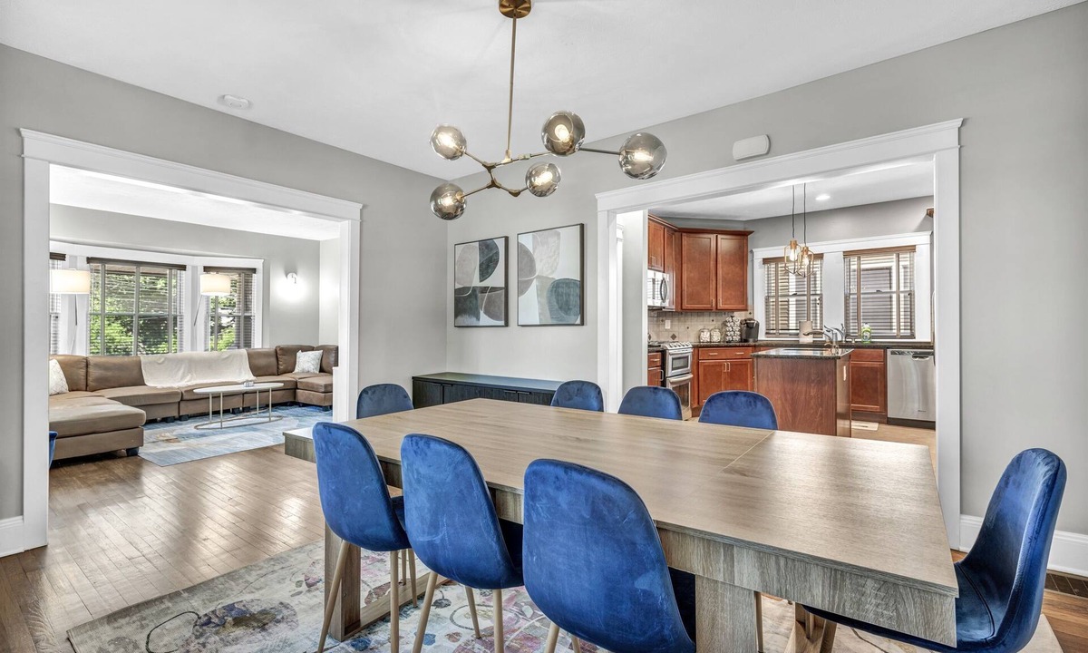 Hough House | Luxury 4 BR Near Cleveland Clinic, UH & CWRU!