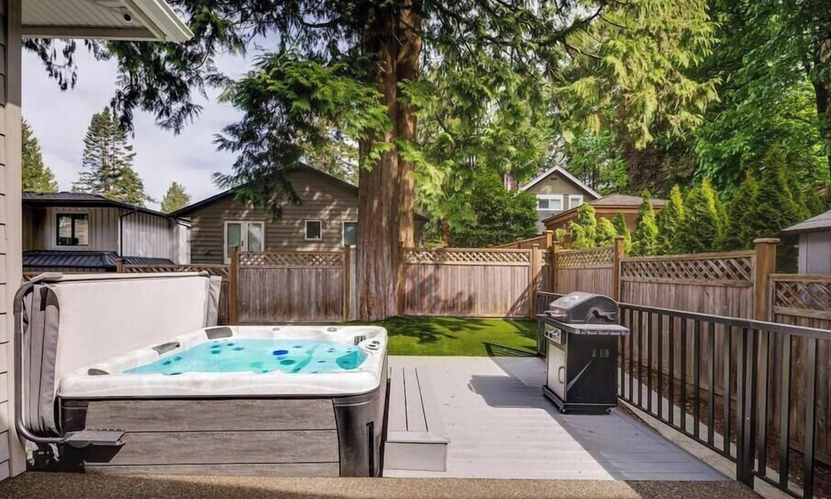 Crescent Beach House | Luxury 4BR | Steps to Beach, Hot Tub & Theatre