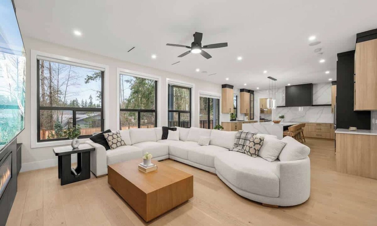 Langley House | Luxury 5BR Modern Home Huge Open Layout