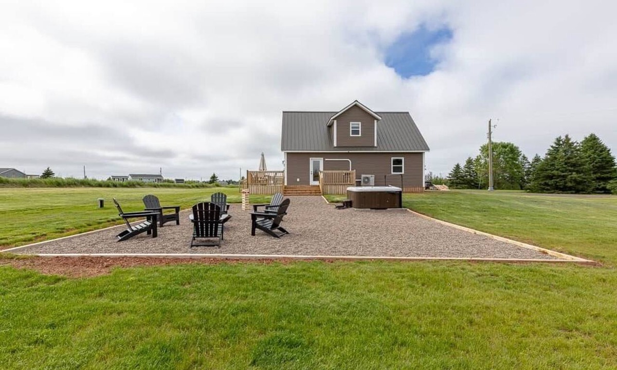 Darnley House | Luxury Darnley Retreat w/Hot Tub near Thunder Cove Beach