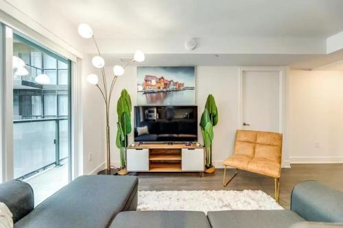 Bay Cloverhill Apartment | Luxury Downtown Toronto 2BR Condo free parking Sleeps 7 Pool Spa Gym Steps to UofT Subway & Hospitals