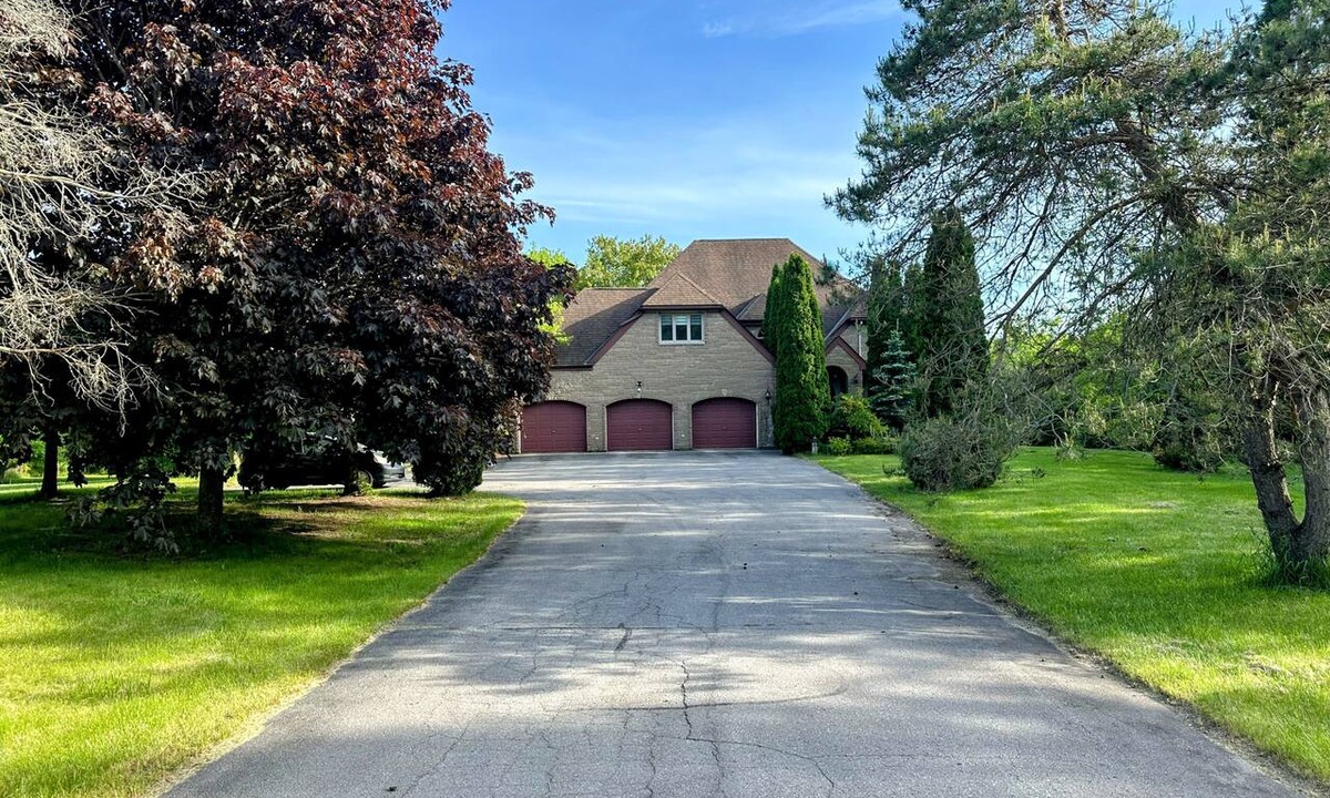 Colborne House | Luxury Estate near Presquille Park & PEC | 4000+ SqFt | Jacuzzi | Near PEC |