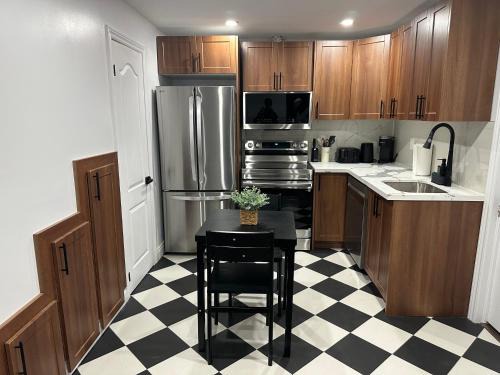 Windsor House | Luxury Home close to Windsor Airport and Detroit border, sleeps 11 guest