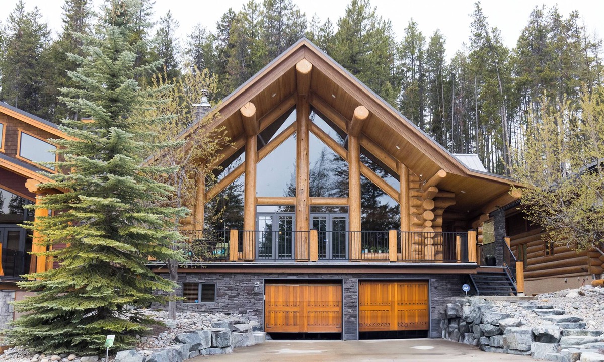 East Kootenay House | Luxury log home for golfers. Private hot tub, 4BR/4BA, and 7 championship courses within 24 minutes.