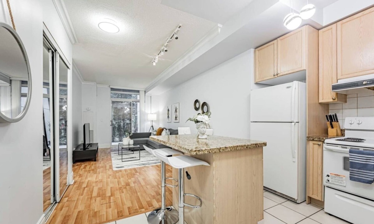 Downtown Mississauga Condo | Luxury One Bedroom Condo Near Square One / Paking