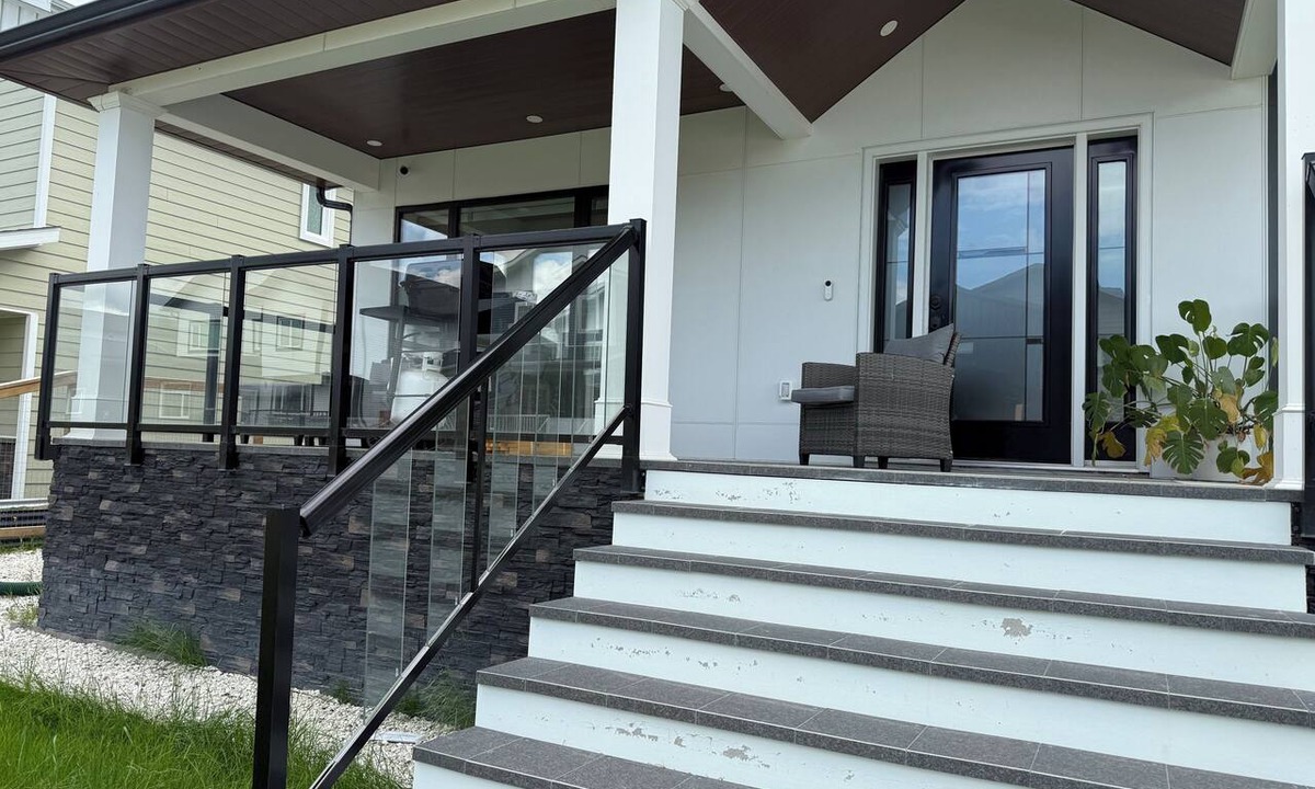 Whitehorse House | Luxury Retreat - large and cozy 4-bedroom with stunning mountain views.