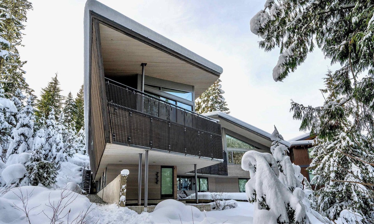 Whistler Creekside House | Luxury ski-In chalet with hot tub