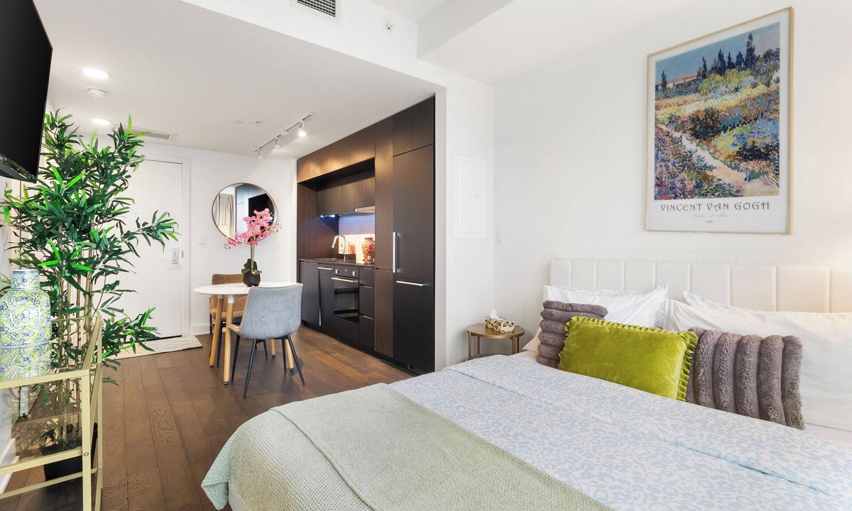 Downtown Montreal Condo | Luxury Stay with Indoor Pool and Jacuzzi