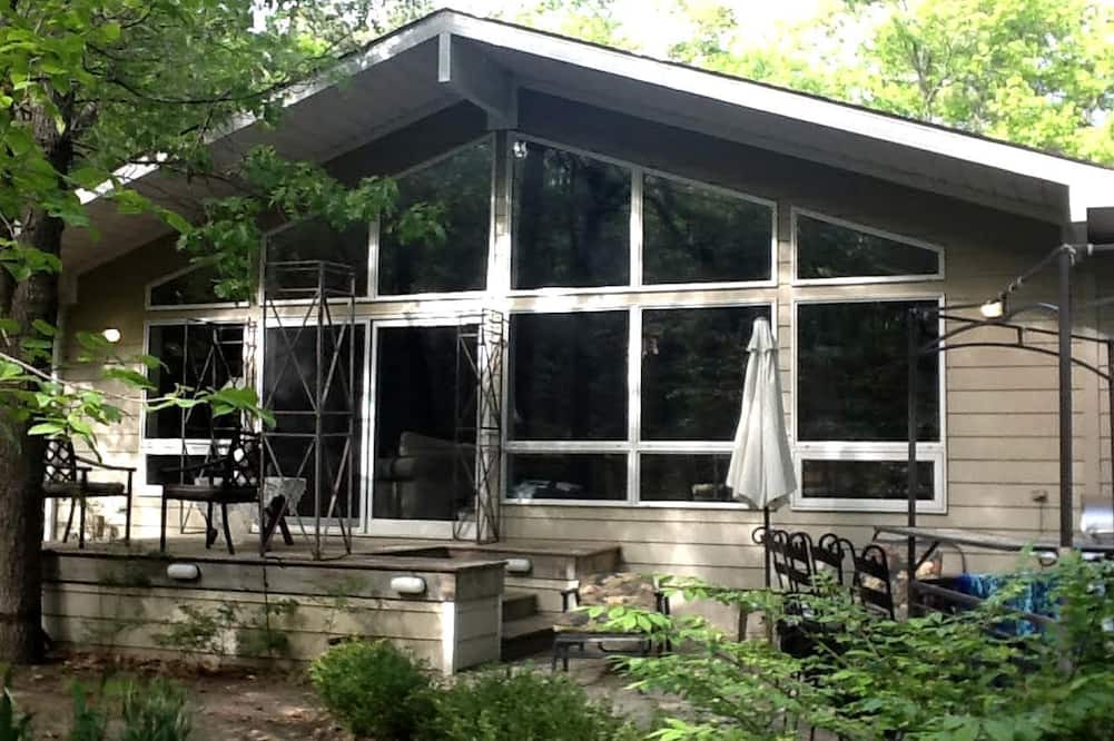 Grand Bend Cabin | Luxury Studio Rental in a Charming Cottage on Lake Huron near Grand Bend, Ontario