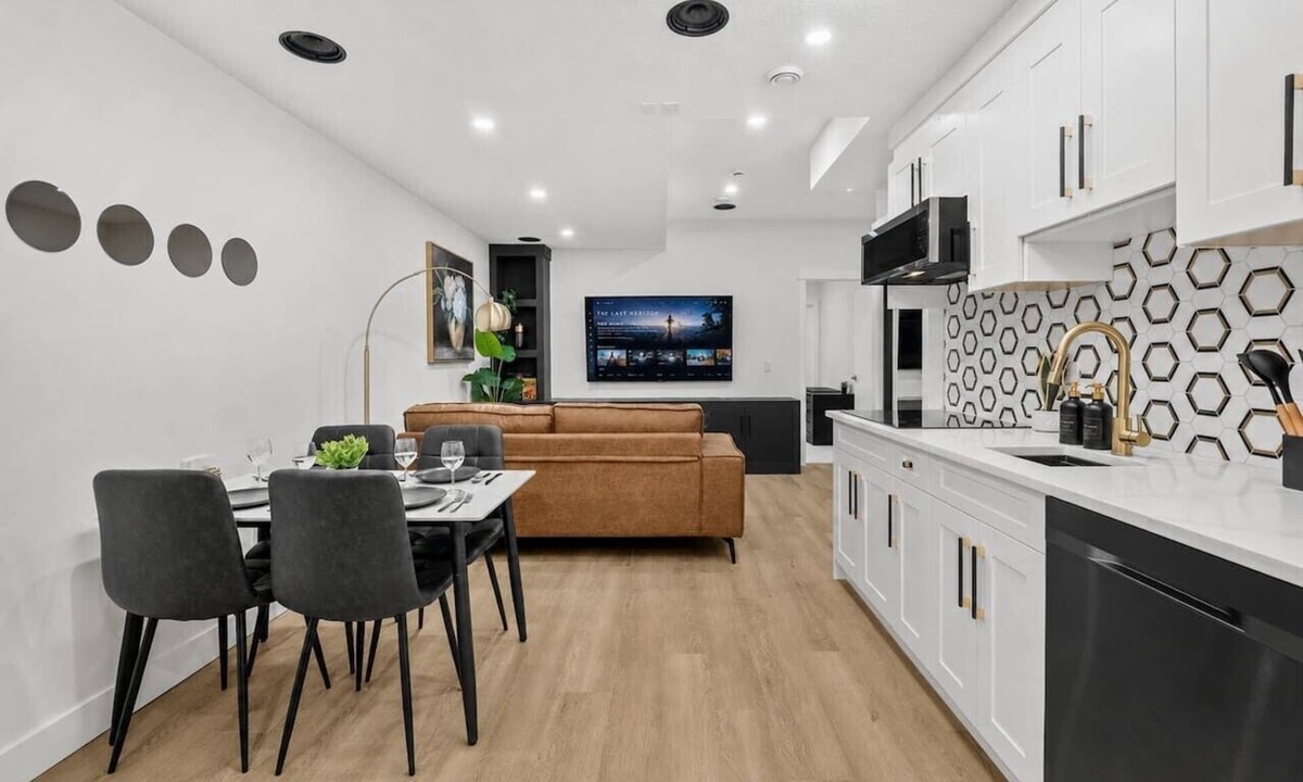 Shaganappi House | Luxury Suite on Shaganappi | Sleeps 4 | Private